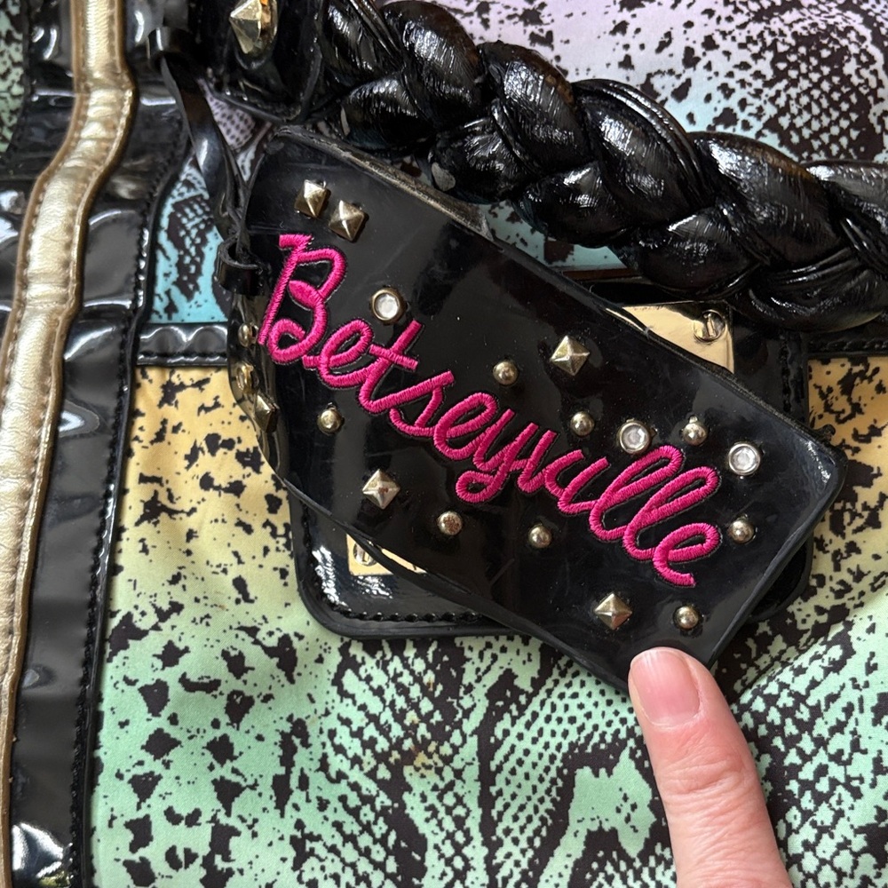 Betsey Johnson Vibrant Snake Print Travel Bag - Picture 4 of 7